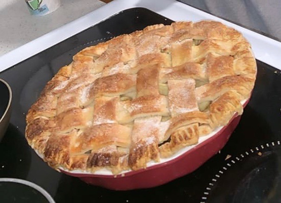 An image of a basket-woven themed apple pie